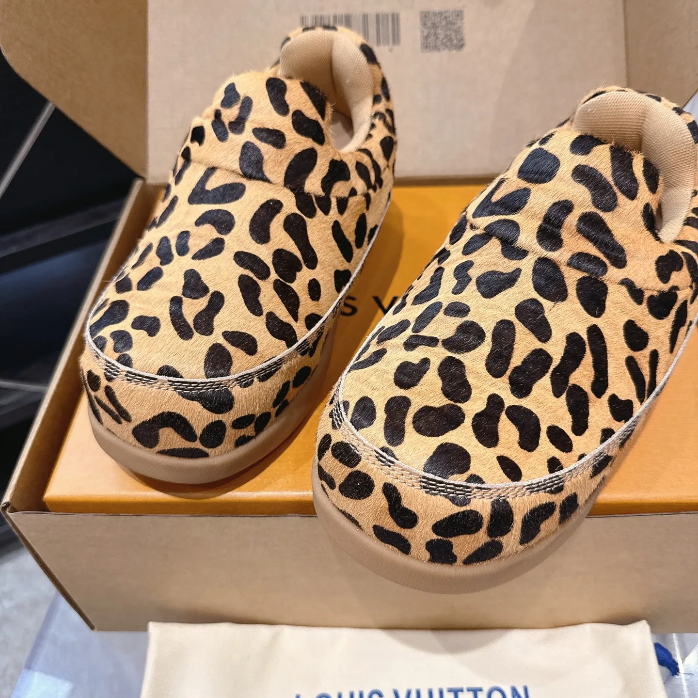 [L Family] P: 740💰 Couple model, size: women 35-41 (customized at 41 for women), 39-46 for men (customized at 45.46) The 2025 iteration of this Time Out sneaker, couple model, LV co-branded nigo, donkey brand, Louis Vuitton, ugly, cute😍Many Internet celebrities have shown off their feet, a classic and versatile item. Fabric: Imported high mercerized cow suede. Lining: high-grade elastic mesh, outsole: original molded outsole, palm print rubber outsole with hidden L letter and Monongram flower.